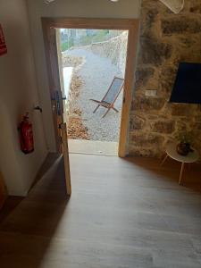 een deur naar een kamer met een deur naar een kamer met uitzicht bij Cara Norte , Casa Rural-Castillo de Villamalefa 