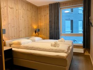 a bedroom with two beds and a window at Hemsedal - Fyri Resort - Leiligheter in Hemsedal