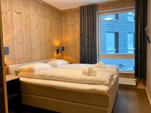 ein Schlafzimmer mit zwei Betten und einem Fenster in der Unterkunft Leiligheter på Fyri Resort - Hemsedal in Hemsedal
