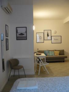 een woonkamer met een bank en een tafel bij CASA SANGALLO in Prato