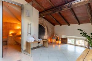 ein großes Wohnzimmer mit einer großen Glastür in der Unterkunft Villa Romantica Wellness & SPA in Lucca