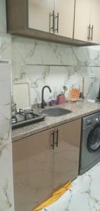 a kitchen with a sink and a washing machine at Studio Zenith in Casablanca