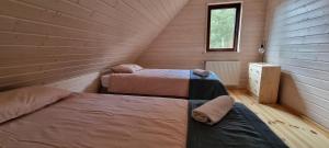 a room with two beds and a window at Domek przy Polnej Drodze in Langendorf