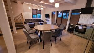 a kitchen and dining room with a table and chairs at Domek przy Polnej Drodze in Langendorf