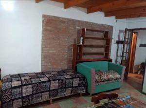 un salon avec un lit et un canapé dans l'établissement Sadhana, à San Marcos Sierras