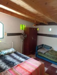 - une chambre avec un lit et une armoire dans l'établissement Sadhana, à San Marcos Sierras