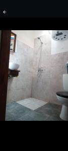 une salle de bains avec douche, toilettes et lavabo dans l'établissement Sadhana, à San Marcos Sierras