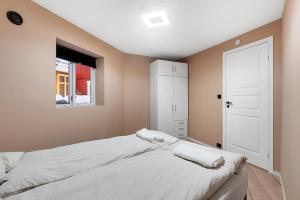 sypialnia z łóżkiem i oknem w obiekcie Cozy new apartment w mieście Kristiansand