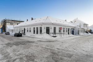 biały budynek siedzący po stronie ulicy w obiekcie Cozy new apartment w mieście Kristiansand