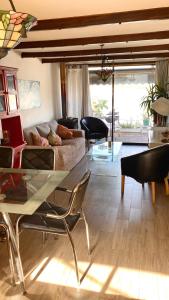 sala de estar con sofá y mesa en Hermoso bungalow con vista al mar, en Concón