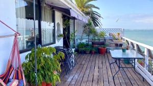 康康的住宿－Hermoso bungalow con vista al mar，一个带桌椅的海景阳台