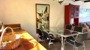 comedor con mesa de cristal y sillas en Hermoso bungalow con vista al mar, en Concón