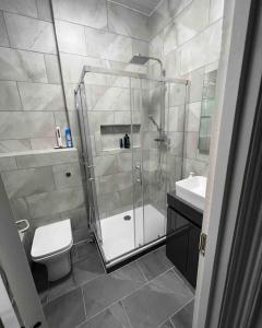 ein Bad mit einer Dusche, einem WC und einem Waschbecken in der Unterkunft 2 Bed Apartment in Central London on 3rd floor - Newly refurbished - No lift in London