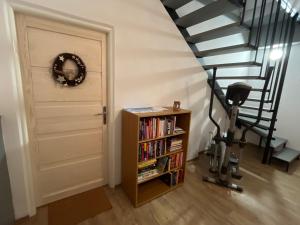 ein Zimmer mit einer Tür und einem Bücherregal mit Büchern in der Unterkunft Pod Dubem in Jeseník