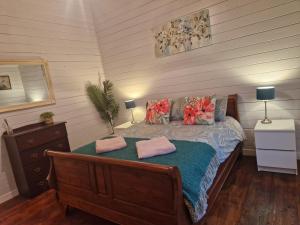 een slaapkamer met een bed met twee handdoeken erop bij The Log Cabin in Waterford