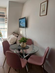 TV at/o entertainment center sa Studio D&N Jezero