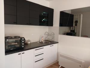 Kitchen o kitchenette sa Studio D&N Jezero