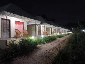 een rij tenten met verlichting bij Nature Resort & Camps - A Luxury Camps in Pushkar