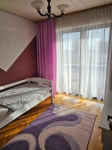 1 dormitorio con cama y alfombra grande en Stevin ranc, en Bosanska Dubica