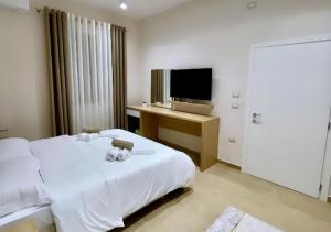 um quarto com uma cama com dois bichos de peluche em Hotel Krial em Berati