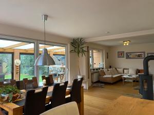 a dining room and living room with a dining table at Haus Ostend Ganzes Ferienhaus mit Garten ideal für zwei Erwachsene und zwei Kinder in Espelkamp