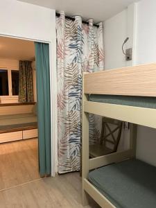 Postel nebo postele na pokoji v ubytování Domaine Valescure vue Piscine ou Pinede - Wifi