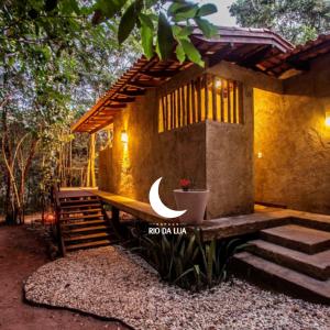 una casa con una luna creciente a su lado en Espaço Rio da Lua - Casas - Cipó, Mata, Madeira e Tororão - São Jorge GO, en São Jorge