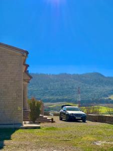 um carro estacionado em frente a uma casa em ATGAL Ferme D'hote em Azrou