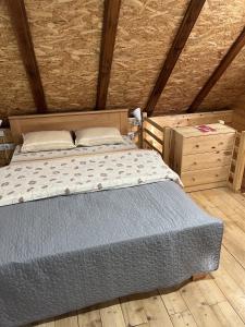 una camera da letto con un letto e un armadio in legno di Apartmani Milekić a Mokra Gora