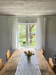 Säng eller sängar i ett rum på Bullerbyn - Mellangården - Astrid Lindgren's family house