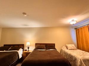 Postel nebo postele na pokoji v ubytování Fundy Line Motel