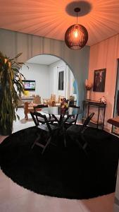 ein Wohnzimmer mit einem Tisch und einem Esszimmer in der Unterkunft Pousada Simples Assim in Pirenópolis