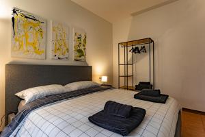 una camera da letto con un grande letto con due cuscini sopra di CASA PARIS a Sale Marasino