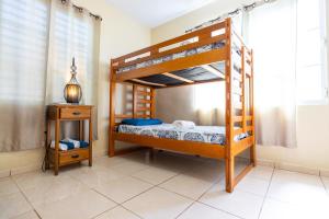 Двуетажно легло или двуетажни легла в стая в Colinas Del Atlantico 2 floors
