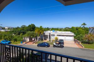 een uitzicht op een straat met auto's en een gebouw bij Colinas Del Atlantico 2 floors in Isabela +37 foto's
