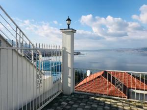 a white fence with a light on top of a balcony at WHİTE ROSE VİLLA Jakuzili ve Isıtma Havuzlu in Sapanca