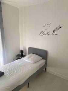 a bedroom with a bed with feathers on the wall at Appartement chaleureux pour 4 in Corbeil-Essonnes