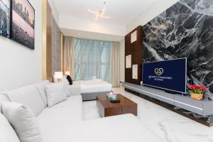 Μια τηλεόραση ή/και κέντρο ψυχαγωγίας στο SIMPLY COMFORT in J ONE Tower