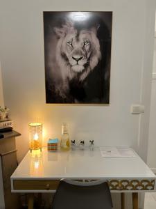una pintura de un león en una pared junto a un escritorio en Charmant studio Climatisé Paris expositions porte de Versailles - Dôme de Paris - JO Olympic Games 2024 Paris South Arena 1-4-6, en Vanves