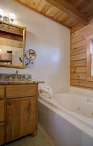 セバービルにあるGreat Views-4 bedrms-hot tub-Wi-Fi-BBQのバスタブと洗面台のあるバスルーム
