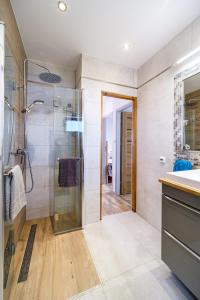 ein Badezimmer mit Dusche und Waschbecken in der Unterkunft Holiday Home Dalmatinka - 20m From the Beach in Splitska + 56 Fotos