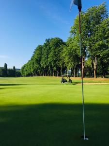un campo da golf con bandiera sul verde di Fasthôtel Périgueux a Marsac-sur-lʼIsle
