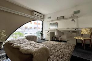una camera con letto, scrivania e finestra di Loft de lujo en Núñez a Buenos Aires