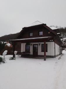 een gebouw met sneeuw ervoor bij Studio Estera - Pokoje u Magdy in Kazimierz Dolny