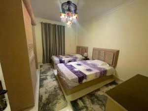 Postel nebo postele na pokoji v ubytování كمبوند جاردنيا سيتي مدينة نصر + 3 fotografie