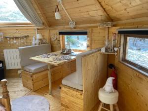 a kitchen with a table in a tiny house at Cabane, Kota Désiré in Saint Die