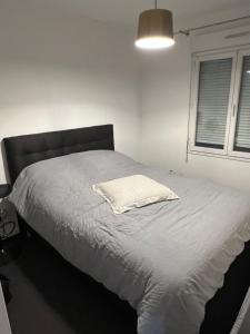 Ένα ή περισσότερα κρεβάτια σε δωμάτιο στο Appartement Longjumeau