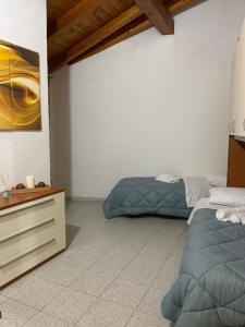 Habitación con 2 camas, vestidor y cama sidx sidx sidx sidx sidx sidx en Appartamento tranquillo a due passi dal centro, en Vigevano