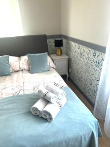 Una habitación con una cama con toallas. en Apartament Walczaka 42 MIEJSCE PARKINGOWE, en Gorzów Wielkopolski