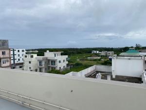 Blick auf eine Stadt vom Dach eines Gebäudes in der Unterkunft Mont Choisy Cosy Apartment in Pamplemousses Village